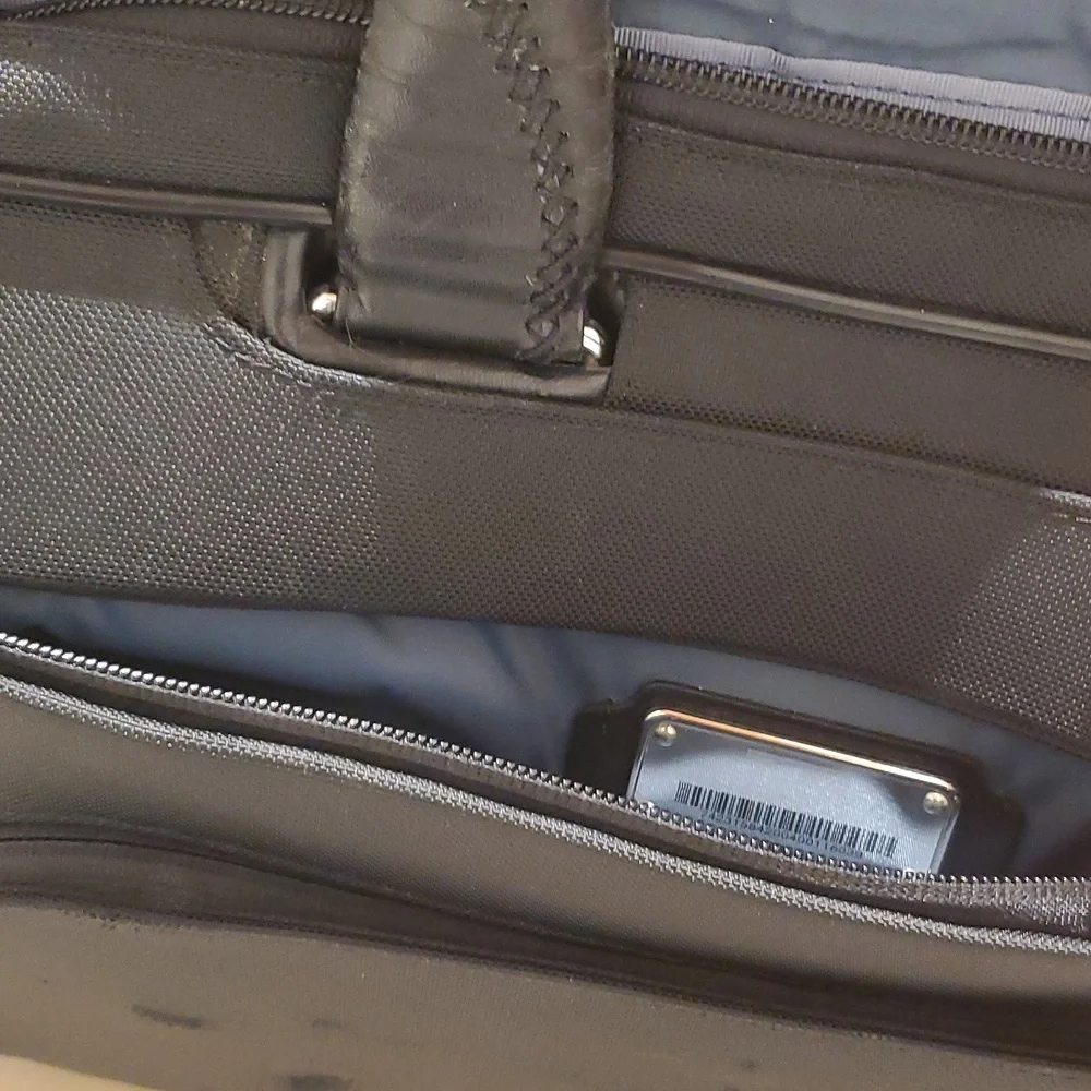 Tumi Arrivé T-Pass Kennedy Expandable Deluxe Brief Laptop Carryall Brief…